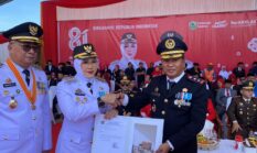 Momen HUT ke-81 Kemerdekaan RI, Karutan Berikan Kado Spesial Bupati Hasil Karya Warga Binaan Rutan Kelas IIB Barru