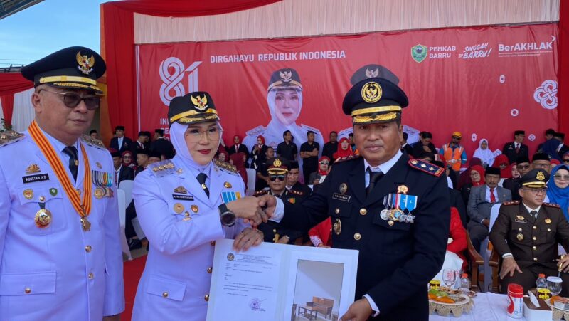 Kepala Rutan Kelas IIB Barru, Sulawesi selatan, Hardiman, menyerahkan kursi jepara karya WBP Rutan kelas IIB Barru, kepada Bupati Andi Ina Kartika Sari, sebagai kado spesial di momen puncak peringatan HUT ke-81 Kemerdekaan RI