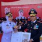 Kepala Rutan Kelas IIB Barru, Sulawesi selatan, Hardiman, menyerahkan kursi jepara karya WBP Rutan kelas IIB Barru, kepada Bupati Andi Ina Kartika Sari, sebagai kado spesial di momen puncak peringatan HUT ke-81 Kemerdekaan RI