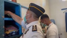 Petugas Rutan kelas IIB Barru sedang menggeledah lemari pakaian di dalam hunian Rutan