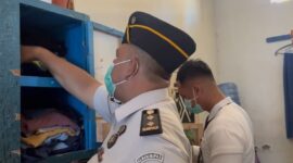 Petugas Rutan kelas IIB Barru sedang menggeledah lemari pakaian di dalam hunian Rutan 