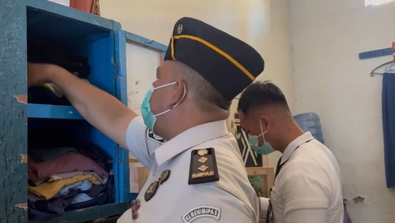 Petugas Rutan kelas IIB Barru sedang menggeledah lemari pakaian di dalam hunian Rutan 