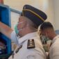 Petugas Rutan kelas IIB Barru sedang menggeledah lemari pakaian di dalam hunian Rutan 