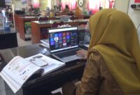 Seorang guru SMA Negeri 1 Parepare sedang melaksanakan pembelajaran daring via zoom menindaklanjuti surat edaran Dinas pendidikan Provinsi Sulsel pertanggal 11 September 2026