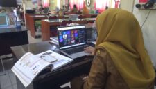 Seorang guru SMA Negeri 1 Parepare sedang melaksanakan pembelajaran daring via zoom menindaklanjuti surat edaran Dinas pendidikan Provinsi Sulsel pertanggal 11 September 2026