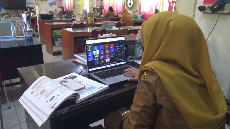 Seorang guru SMA Negeri 1 Parepare sedang melaksanakan pembelajaran daring via zoom menindaklanjuti surat edaran Dinas pendidikan Provinsi Sulsel pertanggal 11 September 2026