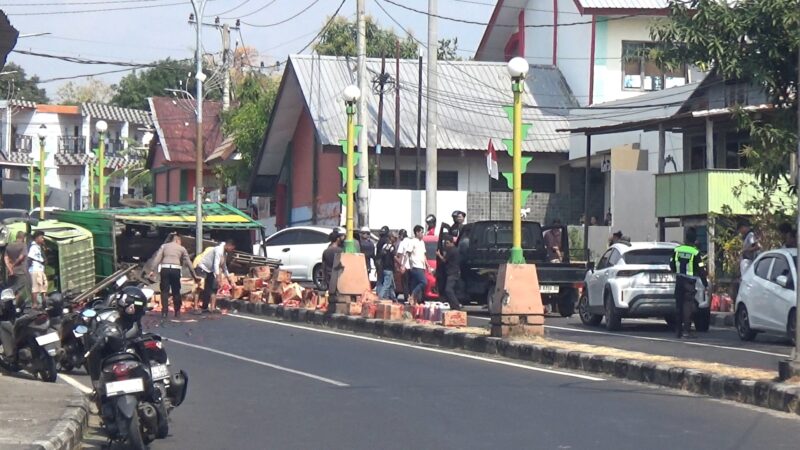 Kondisi truk terbalik dalam peristiwa kecelakaan
