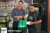 (Kiri) Pimpinan cabang BSN Parepare, Kumala Jodie  Pranata L memberikan souvenir kepada nasabah baru 
