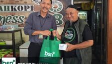 (Kiri) Pimpinan cabang BSN Parepare, Kumala Jodie Pranata L memberikan souvenir kepada nasabah baru
