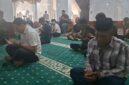 Suasana doa bersama untuk lima jurnalis hilang kontak di perairan Krakatau, usai salat Jumat di Masjid Raya kota Parepare