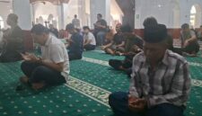 Suasana doa bersama untuk lima jurnalis hilang kontak di perairan Krakatau, usai salat Jumat di Masjid Raya kota Parepare