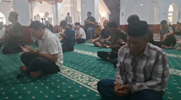 Suasana doa bersama untuk lima jurnalis hilang kontak di perairan Krakatau, usai salat Jumat di Masjid Raya kota Parepare