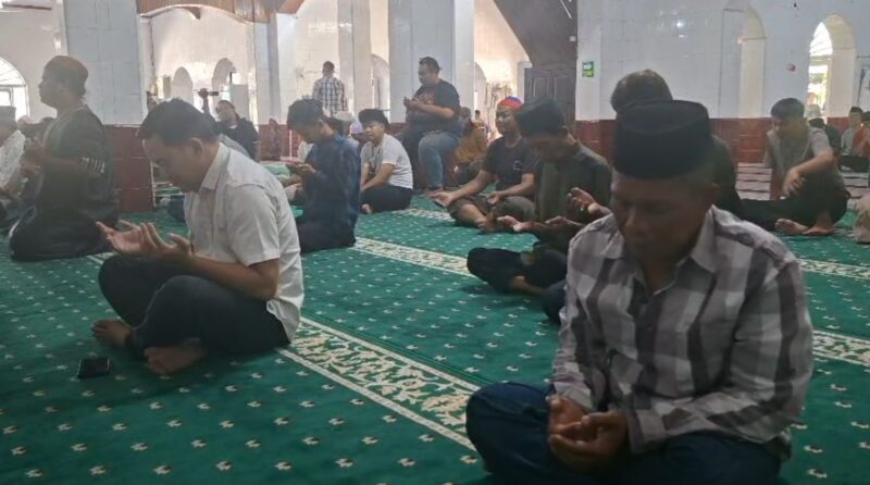 Suasana doa bersama untuk lima jurnalis hilang kontak di perairan Krakatau, usai salat Jumat di Masjid Raya kota Parepare
