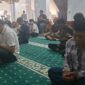 Suasana doa bersama untuk lima jurnalis hilang kontak di perairan Krakatau, usai salat Jumat di Masjid Raya kota Parepare