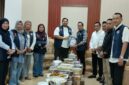 dari Kanan wakil ketua REI Ajatappareng Andi Tanra menyerahkan dukungan kepada Rezza Pratama Said (kiri) sebagai kandidat calon ketua DPD REI Sulsel  