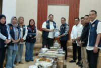 dari Kanan wakil ketua REI Ajatappareng Andi Tanra menyerahkan dukungan kepada Rezza Pratama Said (kiri) sebagai kandidat calon ketua DPD REI Sulsel  