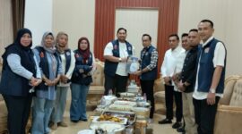 dari Kanan wakil ketua REI Ajatappareng Andi Tanra menyerahkan dukungan kepada Rezza Pratama Said (kiri) sebagai kandidat calon ketua DPD REI Sulsel  