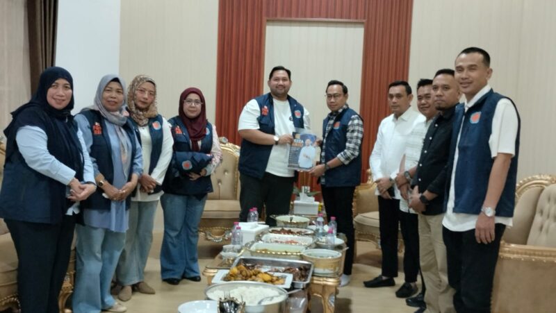 dari Kanan wakil ketua REI Ajatappareng Andi Tanra menyerahkan dukungan kepada Rezza Pratama Said (kiri) sebagai kandidat calon ketua DPD REI Sulsel  