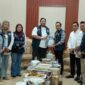 dari Kanan wakil ketua REI Ajatappareng Andi Tanra menyerahkan dukungan kepada Rezza Pratama Said (kiri) sebagai kandidat calon ketua DPD REI Sulsel  