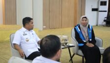 (Kanan) Manager PLN UP3 Mattirotasi Parepare, Adryani saat melakukan audince dengan (kiri) Wali kota Tasming Hamid terkait pemadaman bergilir di Parepare
