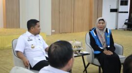 (Kanan) Manager PLN UP3 Mattirotasi Parepare, Adryani saat melakukan audince dengan (kiri) Wali kota Tasming Hamid terkait pemadaman bergilir di Parepare