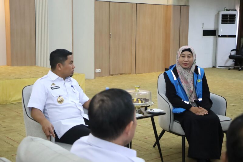 (Kanan) Manager PLN UP3 Mattirotasi Parepare, Adryani saat melakukan audince dengan (kiri) Wali kota Tasming Hamid terkait pemadaman bergilir di Parepare