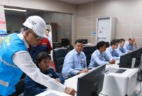 Direktur Utama PLN, Darmawan Prasodjo (kiri) ketika memantau langsung percepatan perbaikan PLTU Jeneponto di Sulawesi Selatan pada Senin (14/9).