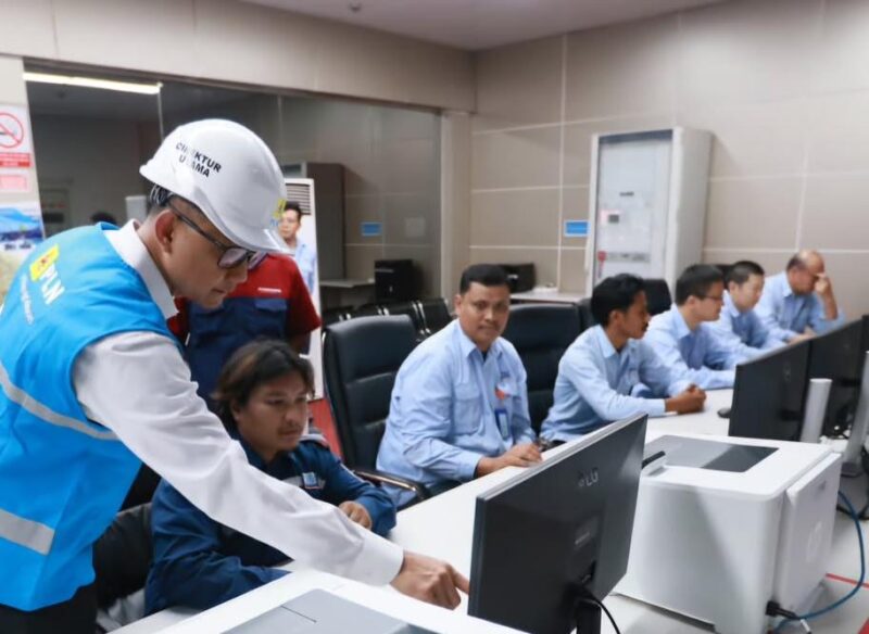 Direktur Utama PLN, Darmawan Prasodjo (kiri) ketika memantau langsung percepatan perbaikan PLTU Jeneponto di Sulawesi Selatan pada Senin (14/9).