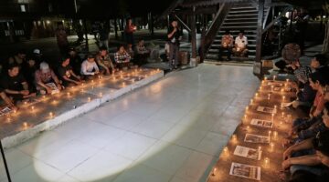 Suasana doa bersama yang digelar IJTI Sulsel untuk lima Jurnalis yang hilang kontak saat meliput aktivitas gunung Krakatau yang hingga kini belum ditemukan