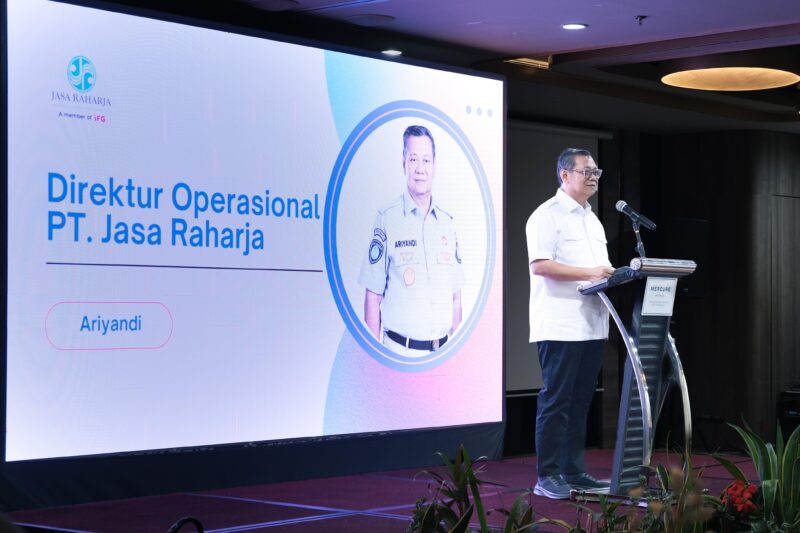 Direktur Operasional Jasa Raharja, Ariyandi saat memberikan sambutan dalam Rapat Koordinasi Monitoring dan Evaluasi Pelaksanaan SAMSAT dan Sinergi Pemungutan Opsen Pajak Se-Sulawesi Selatan, yang digelar di Hotel Mercure Makassar, Jumat,18 September 2026.