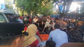 Petugas kesehatan bersama Polisi mengevakuasi korban kedalam mobil ambulans