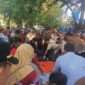 Petugas kesehatan bersama Polisi mengevakuasi korban kedalam mobil ambulans