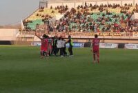 Official tim Bone masuk ke dalam lapangan pertandingan saat gol pemain Bone dianulir oleh wasit karena terperangkat ofside