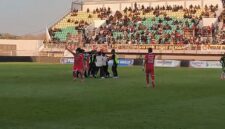 Official tim Bone masuk ke dalam lapangan pertandingan saat gol pemain Bone dianulir oleh wasit karena terperangkat ofside