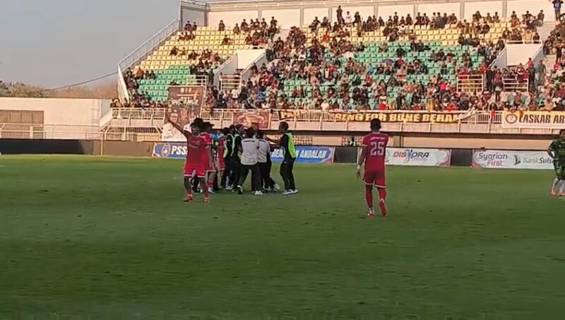 Official tim Bone masuk ke dalam lapangan pertandingan saat gol pemain Bone dianulir oleh wasit karena terperangkat ofside