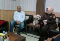 Dari kiri ketua KONI Parepare, Fadly Agoes Mante bersilaturahmi dengan Kajari Parepare