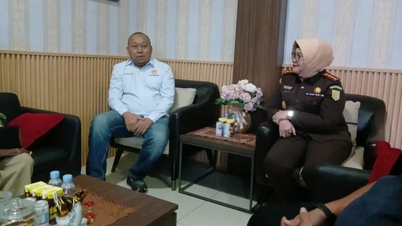 Dari kiri ketua KONI Parepare, Fadly Agoes Mante bersilaturahmi dengan Kajari Parepare