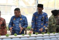 (Tanga) Kakanwil Ditjenpas Sulsel, Hernowo, didampingi Kalapas kelas IIA Parepare, Marten (kana), Wali kota Parepare, Tasming Hamid (kiri), saat meninjau langsung Inovasi Ketahanan Pangan Berbasis Smart Farming di kawasan lapas kelas IIA Parepare, Sulsel. 