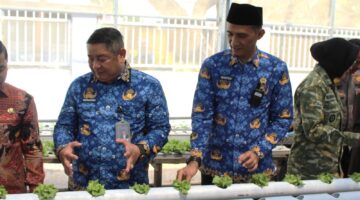 (Tanga) Kakanwil Ditjenpas Sulsel, Hernowo, didampingi Kalapas kelas IIA Parepare, Marten (kana), Wali kota Parepare, Tasming Hamid (kiri), saat meninjau langsung Inovasi Ketahanan Pangan Berbasis Smart Farming di kawasan lapas kelas IIA Parepare, Sulsel. 