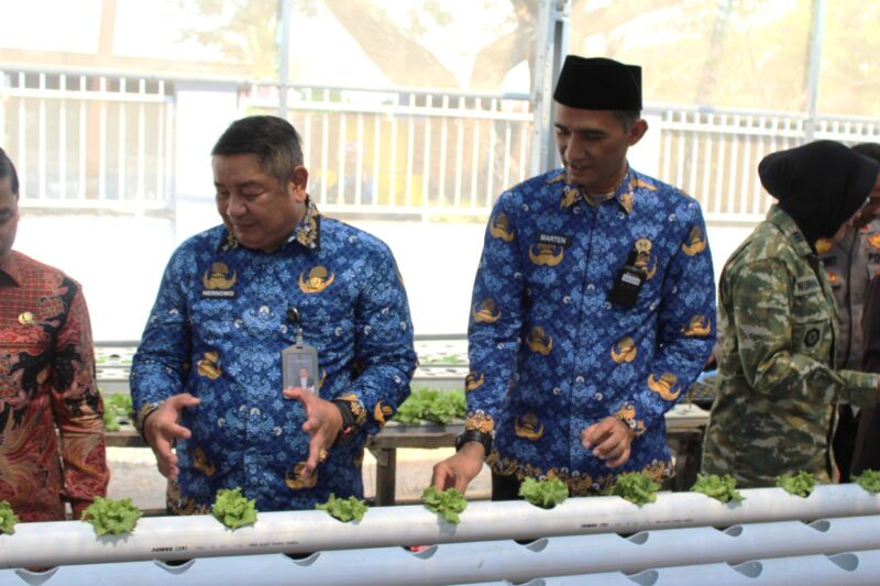 (Tanga) Kakanwil Ditjenpas Sulsel, Hernowo, didampingi Kalapas kelas IIA Parepare, Marten (kana), Wali kota Parepare, Tasming Hamid (kiri), saat meninjau langsung Inovasi Ketahanan Pangan Berbasis Smart Farming di kawasan lapas kelas IIA Parepare, Sulsel. 