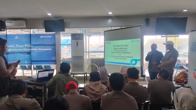  Suasana kunjungan media di Pelabuhan Nusantara Parepare, Sulawesi selatan dalam  kegiatan Media Port Visit