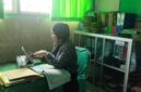 Seorang guru SDN18 lots Parepare, Sulsel, sedang memberikan pembelajaran daring karena sesuai arahan pemkot Parepare imbas kabut aspa