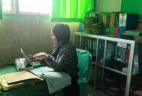 Seorang guru SDN18 lots Parepare, Sulsel, sedang memberikan pembelajaran daring karena sesuai arahan pemkot Parepare imbas kabut aspa
