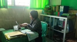 Seorang guru SDN18 lots Parepare, Sulsel, sedang memberikan pembelajaran daring karena sesuai arahan pemkot Parepare imbas kabut aspa