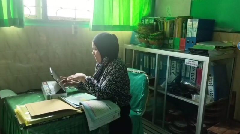 Seorang guru SDN18 lots Parepare, Sulsel, sedang memberikan pembelajaran daring karena sesuai arahan pemkot Parepare imbas kabut aspa