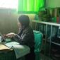 Seorang guru SDN18 lots Parepare, Sulsel, sedang memberikan pembelajaran daring karena sesuai arahan pemkot Parepare imbas kabut aspa