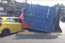 Kondisi kendaraan minibus penyot pada bagian depan saat tertimpa truk dalam kecelakaan