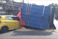 Kondisi kendaraan minibus penyot pada bagian depan saat tertimpa truk dalam kecelakaan