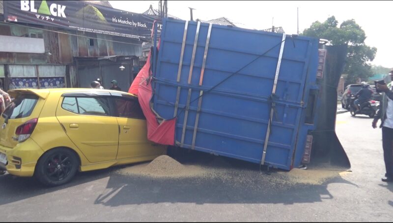 Kondisi kendaraan minibus penyot pada bagian depan saat tertimpa truk dalam kecelakaan