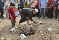 Direktur PT Zeeshan Karajae Mandiri, melakukan peletakan batu pertama dalam pembangunan perumahan Subsidi Grand Panrita